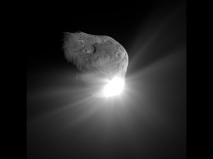 Deep Impact's probe sent back this image just before striking Comet Tempel 1 (Image: NASA/JPL-Caltech/UMD)